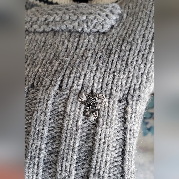 aritzia 100% lamswool classic Gray and Cream Women's Sweater. womens medium. EUC - Picture 5 of 8